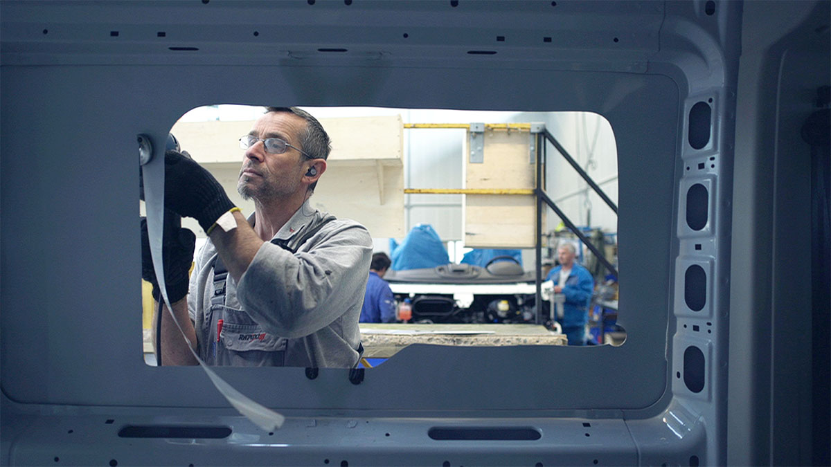 Op�rateur en train de r�aliser une d�coupe dans un fourgon camp�r�ve