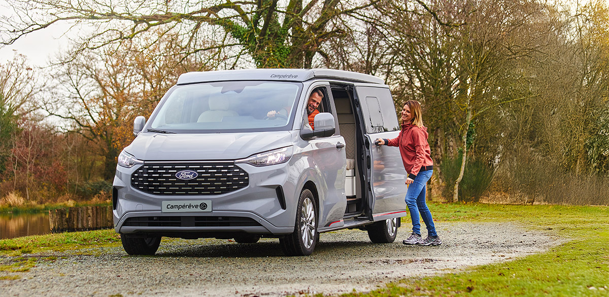 Vue ext�rieure du porteur Ford pour Camp�r�ve