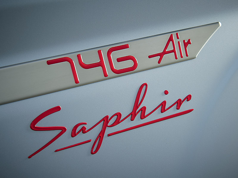 Logo Saphir sur la carrosserie d'un fourgon am�nag� Camp�r�ve