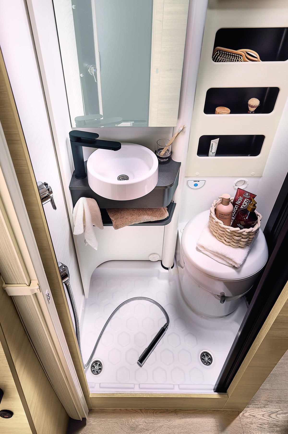 Salle d'eau avec sa vasque et son WC