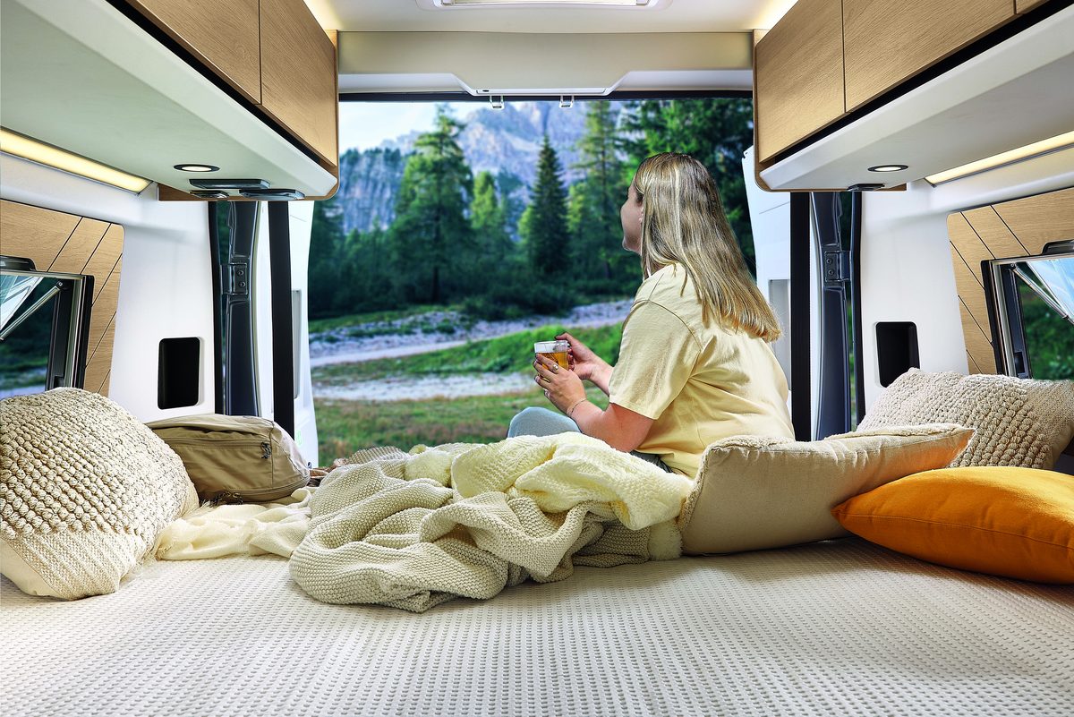 LIFT VAN Camp�r�ve 2027, lit arri�re et vue sur la montagne