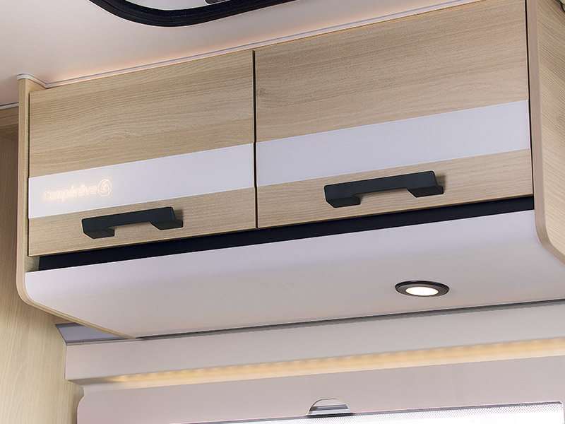 Meuble avec une porte comportant un logo camprve rtroclair