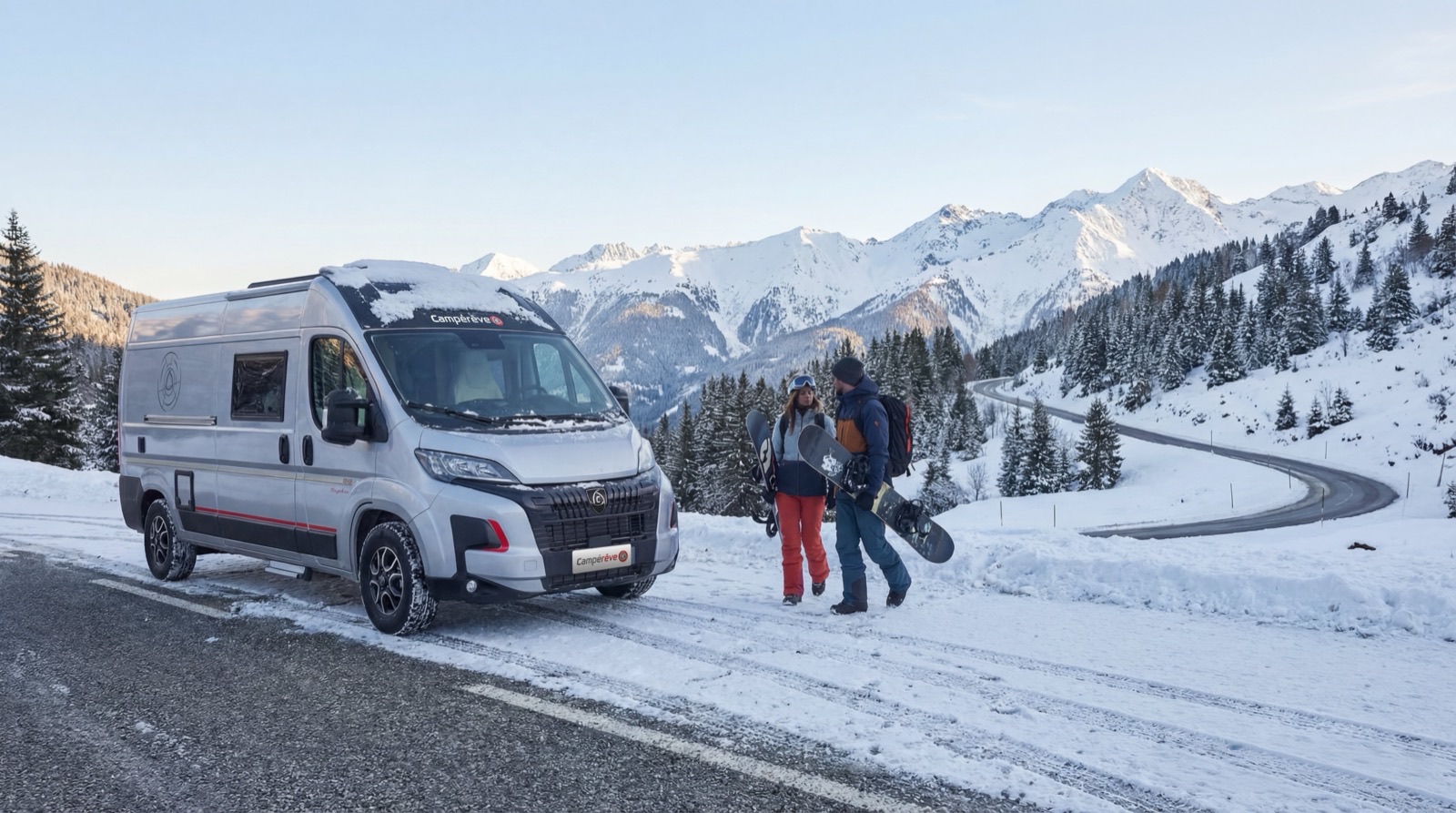 Fourgon Camp&eacute;r&ecirc;ve sur une route de montagne enneig&eacute;e